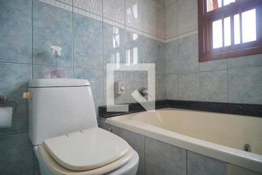 Banheiro da Suíte de casa à venda com 4 quartos, 270m² em Jardim Maua, Novo Hamburgo