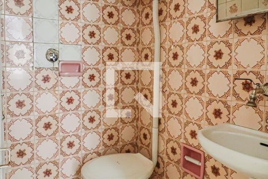 Banheiro de kitnet/studio para alugar com 1 quarto, 30m² em Cachoeirinha, Belo Horizonte