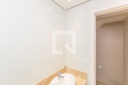 Banheiro  de casa à venda com 3 quartos, 171m² em Guarujá, Porto Alegre