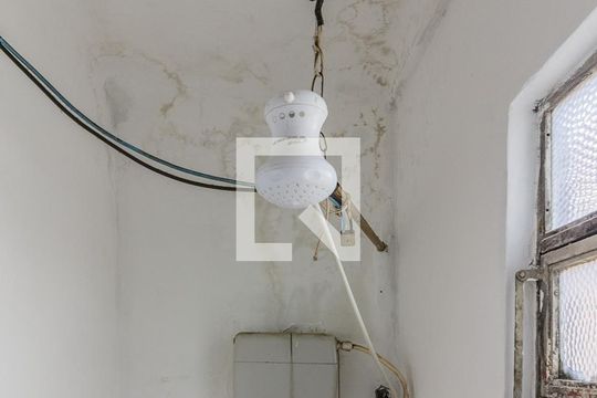 Banheiro de apartamento para alugar com 1 quarto, 30m² em Floresta, Porto Alegre