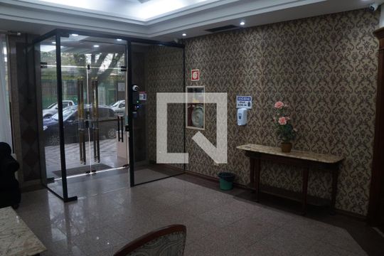 Hall de entrada de apartamento para alugar com 1 quarto, 44m² em Centro, Curitiba
