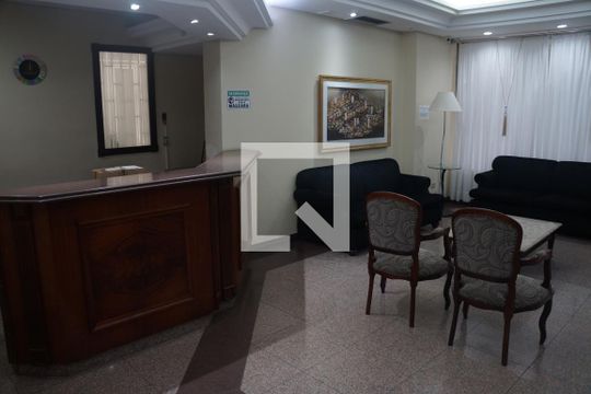 Hall de entrada de apartamento para alugar com 1 quarto, 44m² em Centro, Curitiba