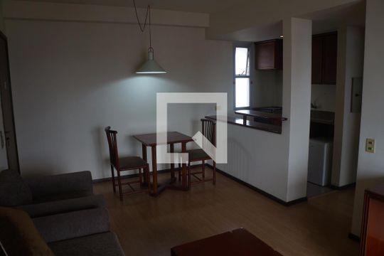 Sala de apartamento para alugar com 1 quarto, 44m² em Centro, Curitiba