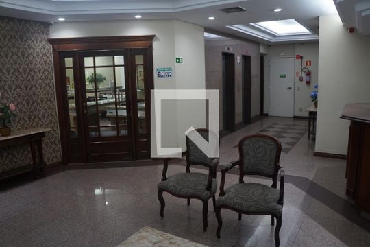 Hall de entrada de apartamento para alugar com 1 quarto, 44m² em Centro, Curitiba