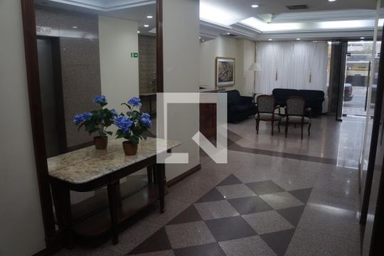 Hall de entrada de apartamento para alugar com 1 quarto, 44m² em Centro, Curitiba