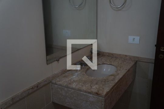 Banheiro de apartamento para alugar com 1 quarto, 44m² em Centro, Curitiba