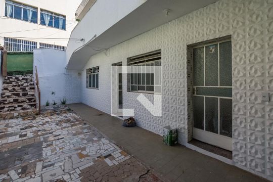 Área externa de casa para alugar com 1 quarto, 47m² em Padre Eustáquio, Belo Horizonte