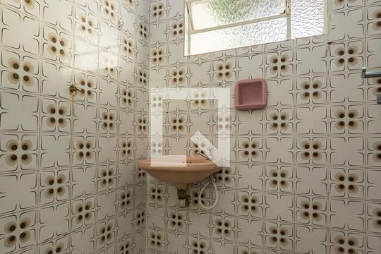 Banheiro de casa para alugar com 1 quarto, 47m² em Padre Eustáquio, Belo Horizonte