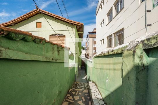 Entrada de casa para alugar com 1 quarto, 47m² em Padre Eustáquio, Belo Horizonte