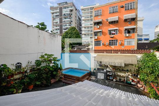 Vista de casa à venda com 4 quartos, 150m² em Santa Rosa, Niterói