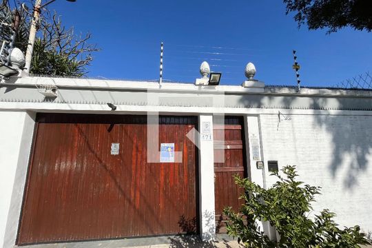 Fachada  de casa para alugar com 4 quartos, 306m² em Planalto Paulista, São Paulo