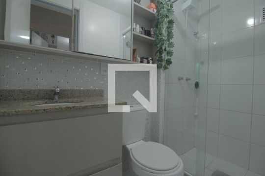 Banheiro de apartamento à venda com 2 quartos, 65m² em Humaitá, Porto Alegre