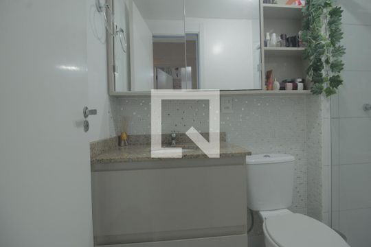 Banheiro de apartamento à venda com 2 quartos, 65m² em Humaitá, Porto Alegre