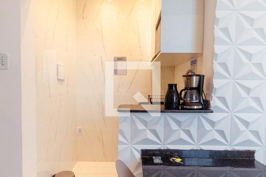 Cozinha de apartamento para alugar com 1 quarto, 40m² em Barra, Salvador