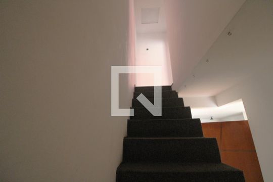 Escada de casa de condomínio à venda com 2 quartos, 70m² em Jardim Ubirajara (zona Sul), São Paulo