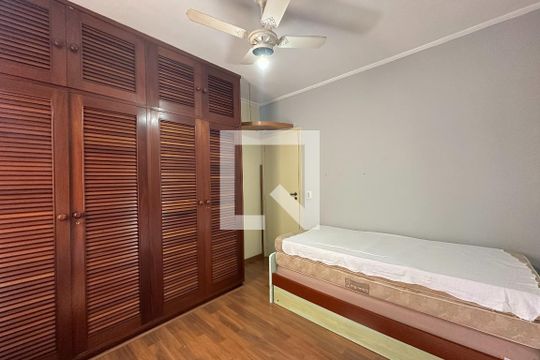 Quarto de apartamento para alugar com 3 quartos, 125m² em Barra Funda, Guarujá