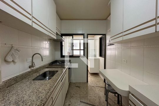 Cozinha de apartamento para alugar com 3 quartos, 125m² em Barra Funda, Guarujá