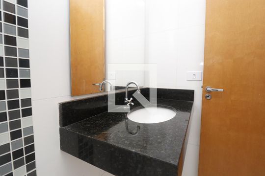 Banheiro de casa de condomínio para alugar com 2 quartos, 70m² em Vila Paulicéia, São Paulo