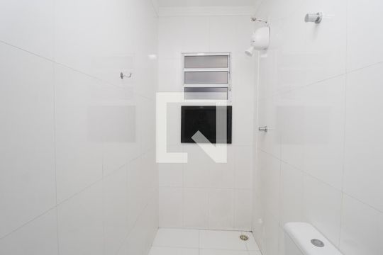 Banheiro de casa de condomínio para alugar com 2 quartos, 70m² em Vila Paulicéia, São Paulo