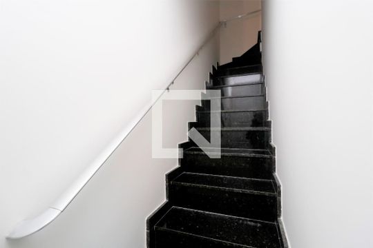 Escada de casa de condomínio para alugar com 2 quartos, 70m² em Vila Paulicéia, São Paulo