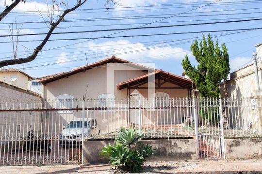 Fachada de casa à venda com 3 quartos, 120m² em Santa Amelia, Belo Horizonte