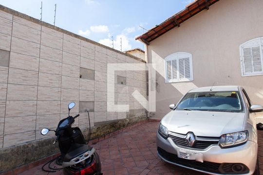 Garagem de casa à venda com 3 quartos, 120m² em Santa Amelia, Belo Horizonte