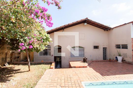 Quintal de casa à venda com 3 quartos, 120m² em Santa Amelia, Belo Horizonte