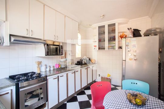 Cozinha de casa à venda com 3 quartos, 120m² em Santa Amelia, Belo Horizonte