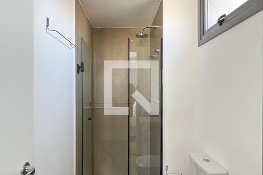 Banheiro de kitnet/studio para alugar com 1 quarto, 30m² em Indianópolis, São Paulo
