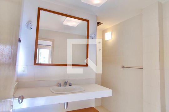 Studio banheiro  de kitnet/studio para alugar com 1 quarto, 56m² em Copacabana, Rio de Janeiro