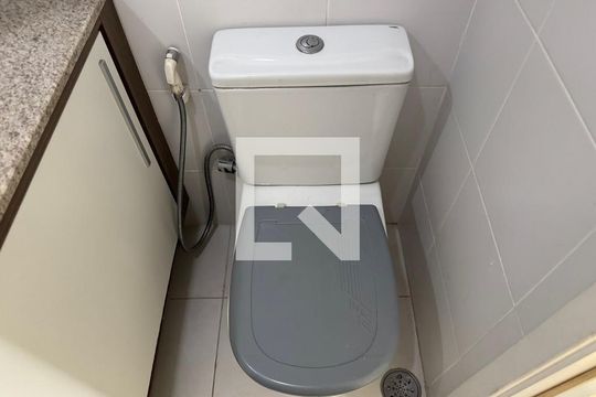 Banheiro Social de apartamento para alugar com 2 quartos, 67m² em Barra da Tijuca, Rio de Janeiro