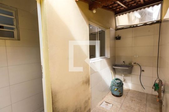 Lavanderia de casa de condomínio para alugar com 2 quartos, 58m² em Nova Mirim, Praia Grande