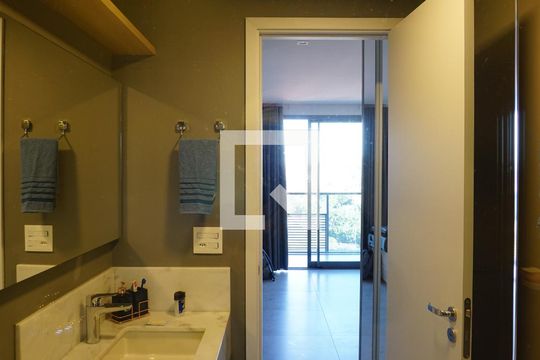Banheiro de apartamento à venda com 1 quarto, 38m² em Pinheiros, São Paulo
