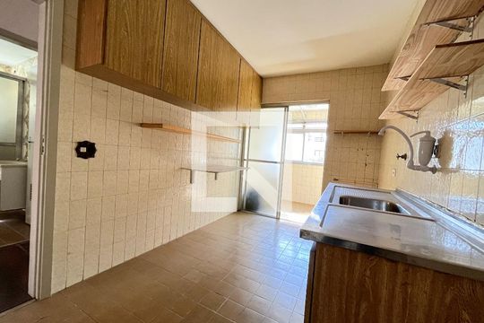 Cozinha de apartamento para alugar com 1 quarto, 54m² em Vila Guarani (zona Sul), São Paulo