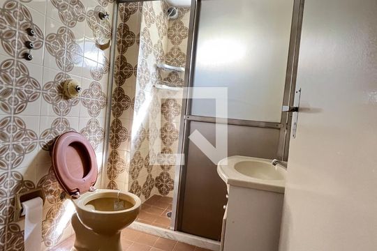 Banheiro de apartamento para alugar com 1 quarto, 54m² em Vila Guarani (zona Sul), São Paulo