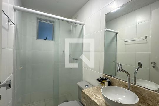Banheiro 2 de apartamento para alugar com 3 quartos, 72m² em Orleans, Curitiba