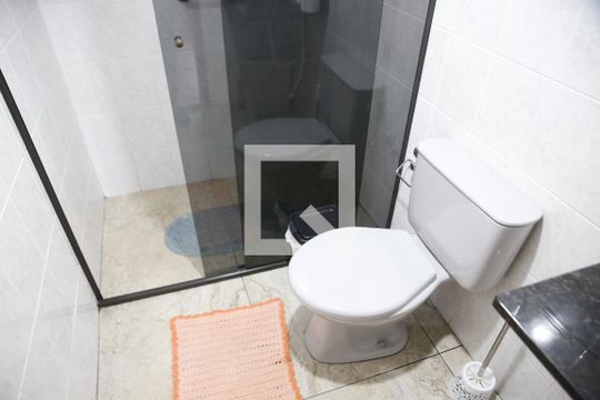 Banheiro  de apartamento para alugar com 2 quartos, 75m² em Vila Tupi, Praia Grande