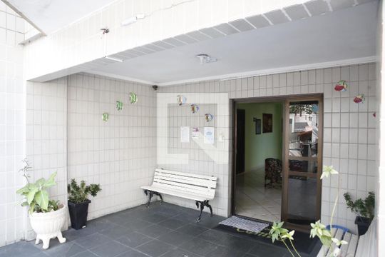 Entrada  de apartamento para alugar com 2 quartos, 75m² em Vila Tupi, Praia Grande