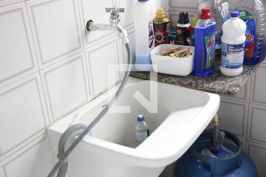 Tanque  de apartamento para alugar com 2 quartos, 75m² em Vila Tupi, Praia Grande
