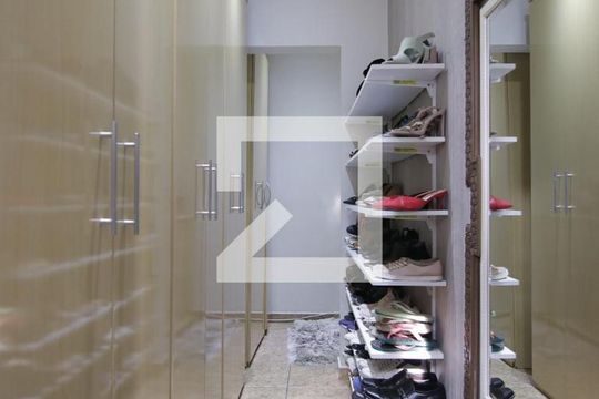 Closet Quarto 1 de casa para alugar com 5 quartos, 360m² em Jardim Fernandes, São Paulo
