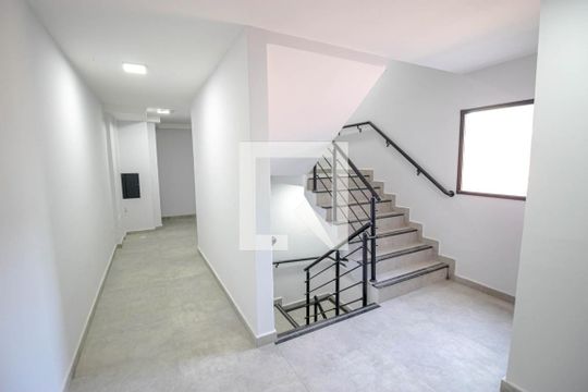 Área comum - Corredor de kitnet/studio para alugar com 2 quartos, 45m² em Vila Invernada, São Paulo