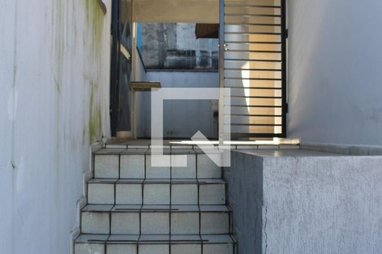 Escada de casa para alugar com 2 quartos, 97m² em Jardim Valeria, Guarulhos