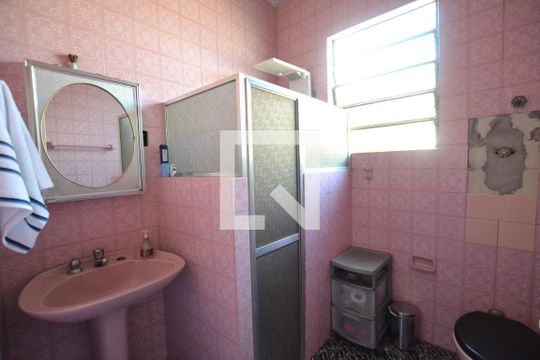 Banheiro de casa à venda com 3 quartos, 120m² em Glória, Porto Alegre