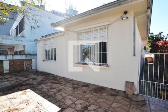Fachada de casa à venda com 3 quartos, 120m² em Glória, Porto Alegre