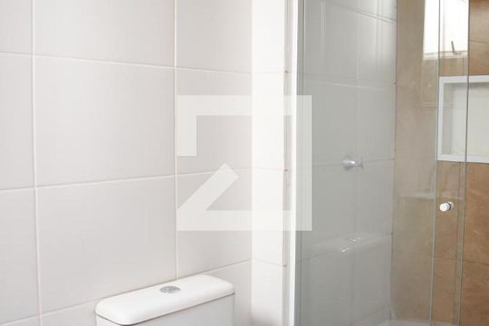 Banheiro de apartamento para alugar com 2 quartos, 52m² em Fazendinha, Curitiba