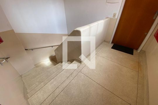 Escada de apartamento para alugar com 2 quartos, 95m² em Santana, São Paulo