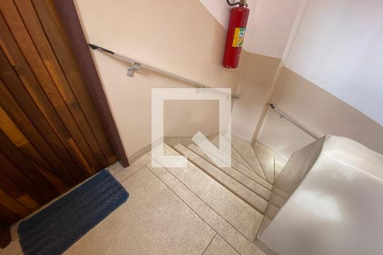 Escada de apartamento para alugar com 2 quartos, 95m² em Santana, São Paulo