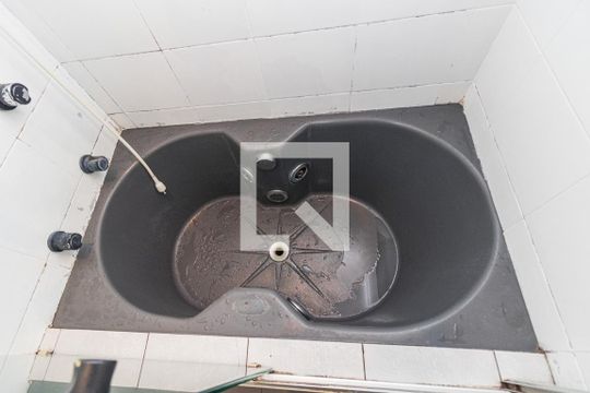 Banheiro de apartamento à venda com 1 quarto, 52m² em Menino Deus, Porto Alegre