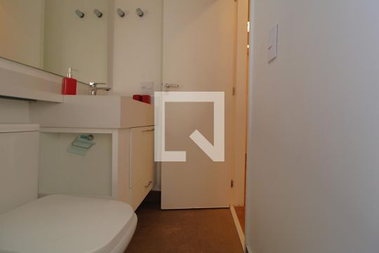 Banheiro da suíte de casa de condomínio à venda com 3 quartos, 91m² em Usina Piratininga, São Paulo
