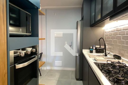 Cozinha de apartamento à venda com 2 quartos, 67m² em Empresarial 18 do Forte, Barueri
